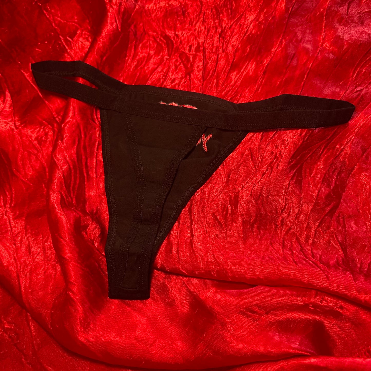Yearning Thong (XL) black/red