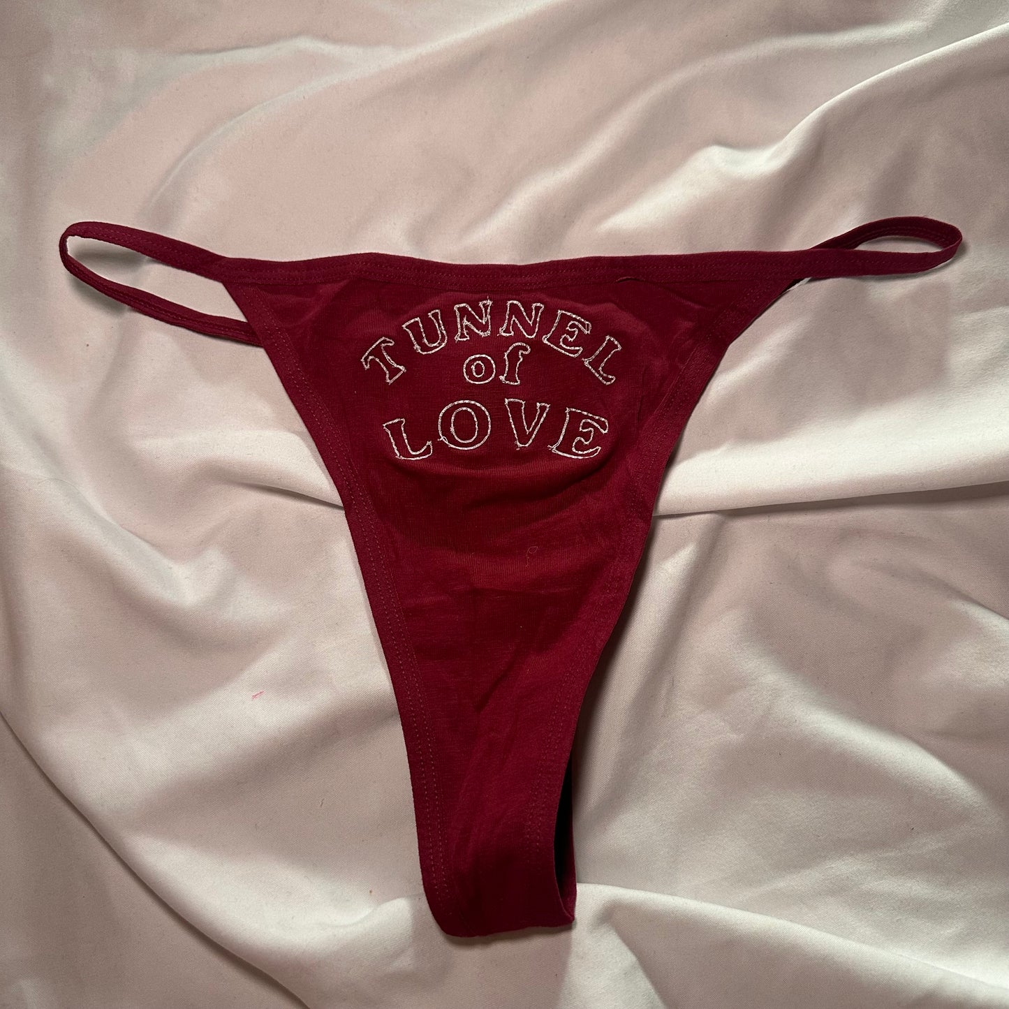 Tunnel of Love Thong (M) maroon/white