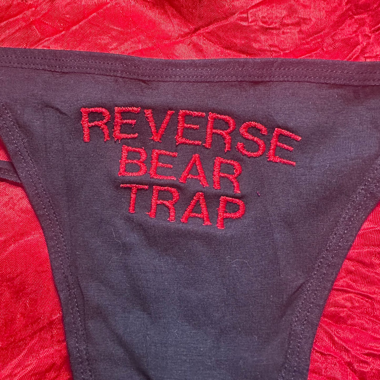 Reverse Bear Trap Thong (L) black/red