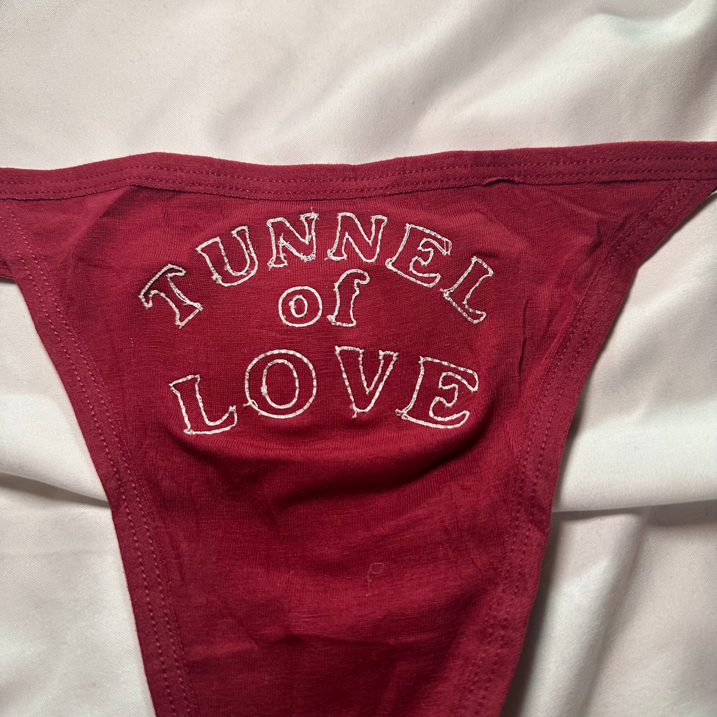 Tunnel of Love Thong (M) maroon/white