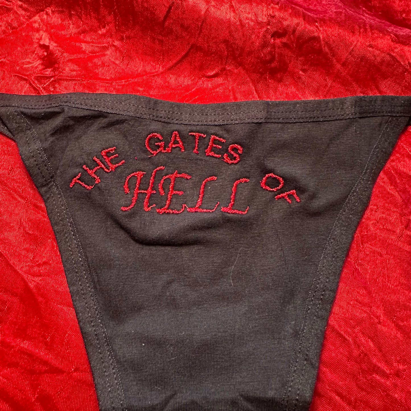 Gates of Hell Thong (S) black/red