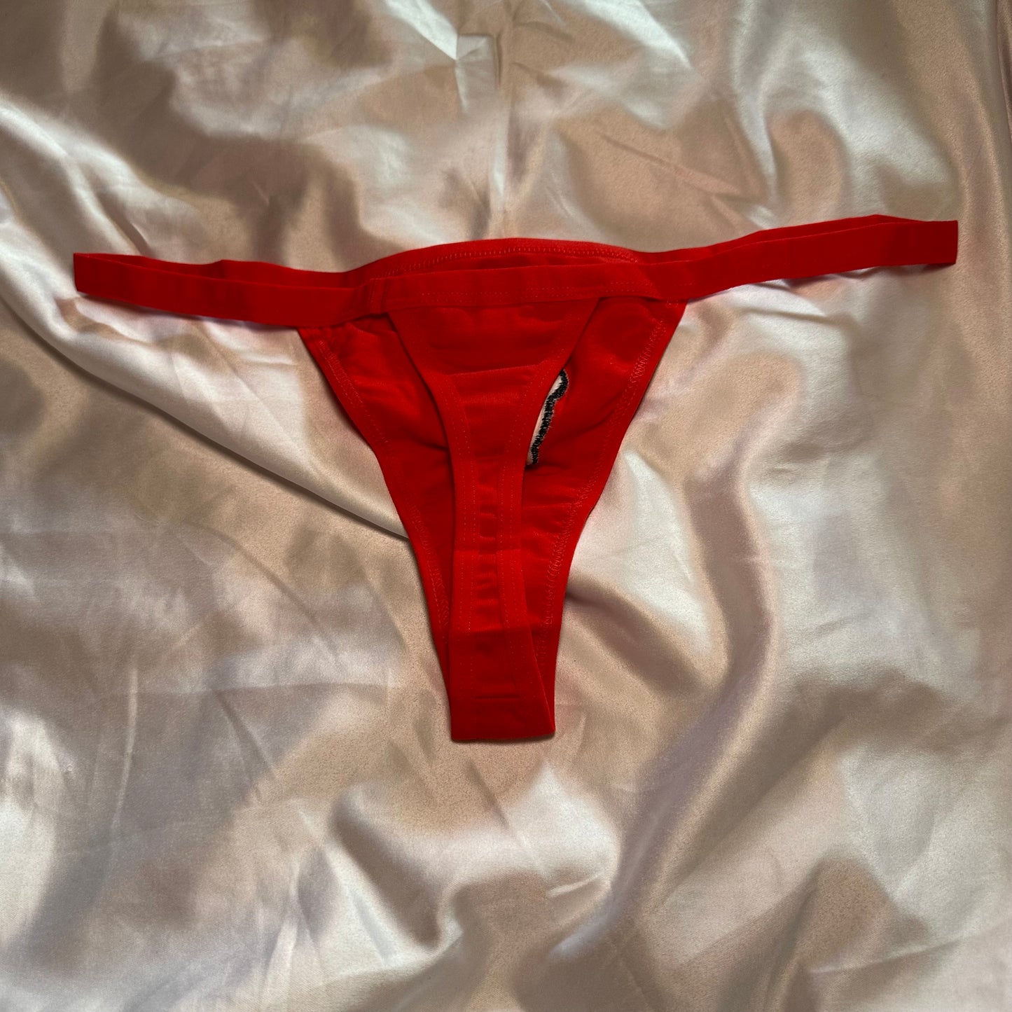 Venus of Willendorf Thong (XL) red/black