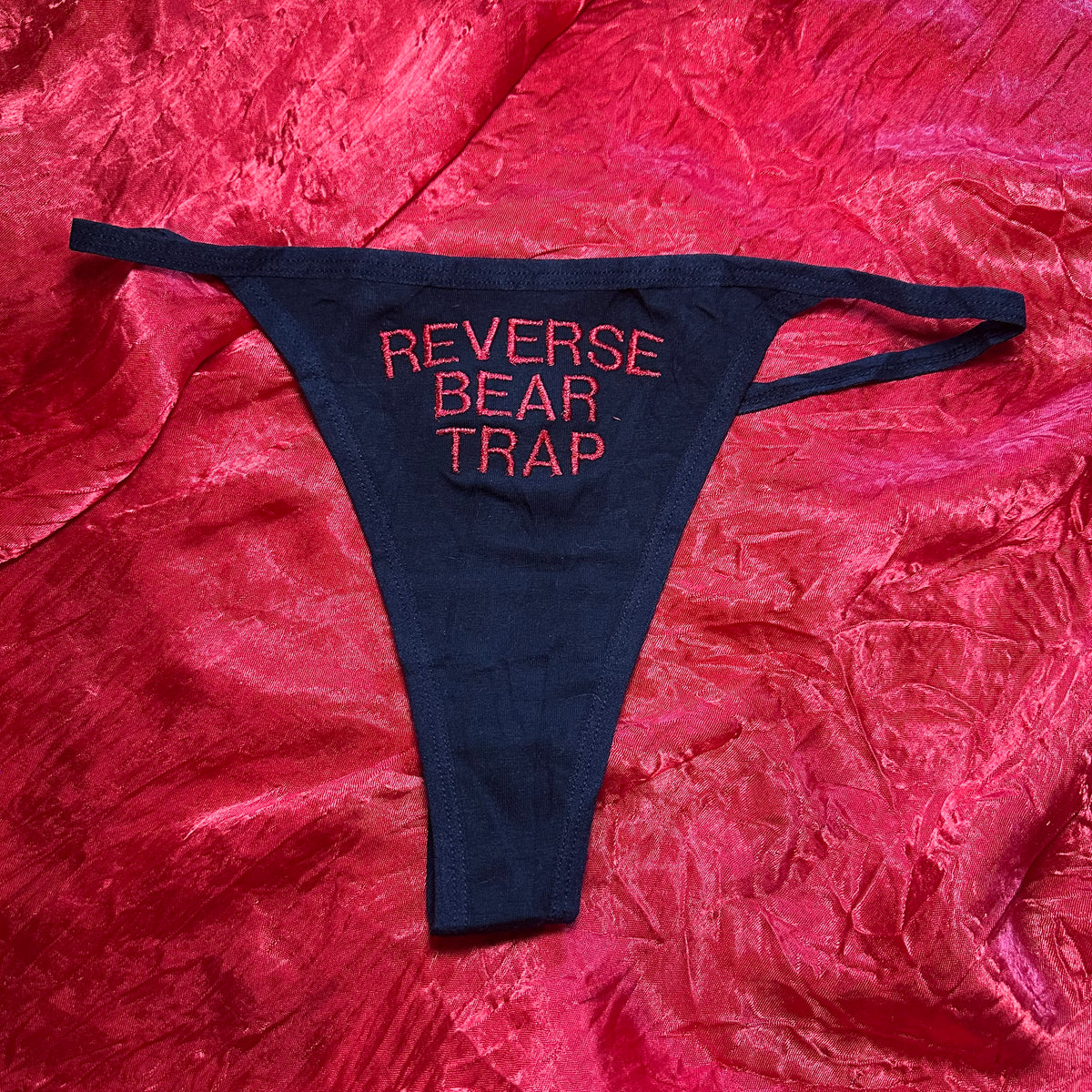 Reverse Bear Trap Thong (S) black/red